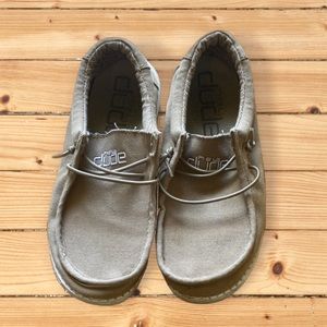 YOUTH size 1-2 Dude Shoes